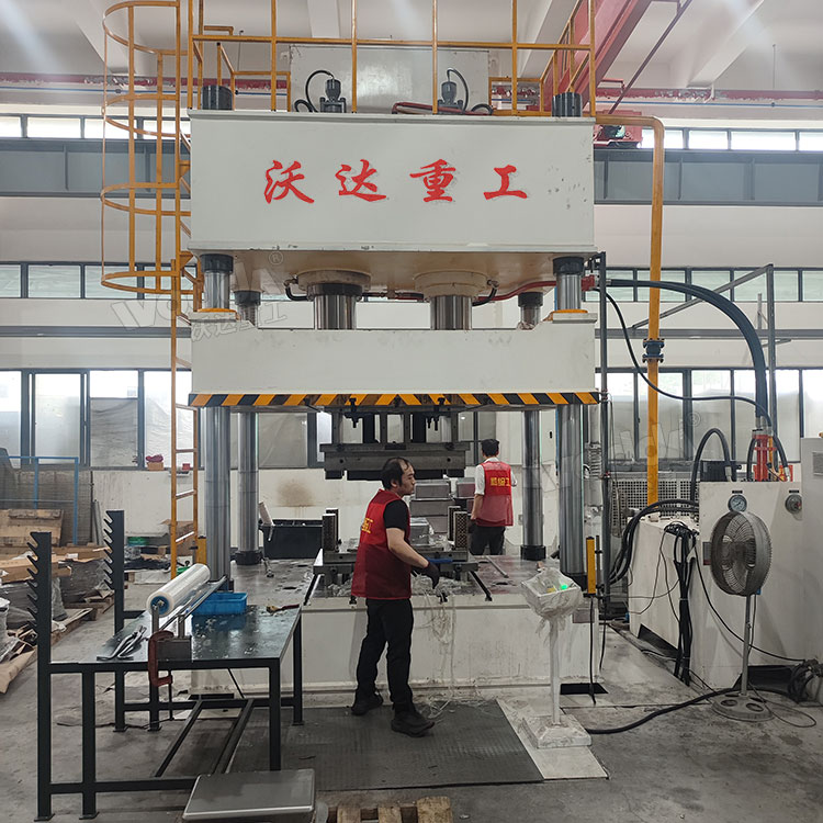 500噸不銹鋼水槽拉伸液壓機(jī)客戶(hù)現(xiàn)場(chǎng)試機(jī).jpg
